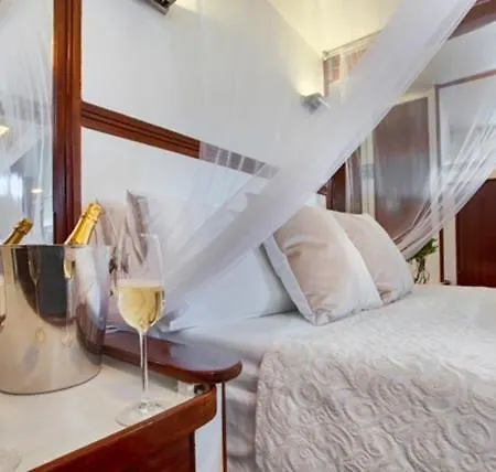 Botel Charming Boat In Barcelona - Perfect Getaway