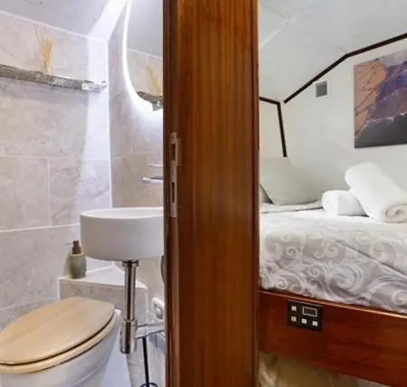 Charming Boat In Barcelona - Perfect Getaway Botel *