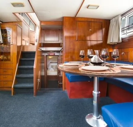 Charming Boat In Barcelona - Perfect Getaway Båthotell *