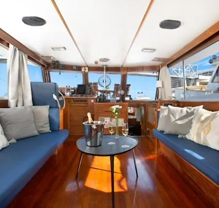 Charming Boat In Barcelona - Perfect Getaway Båthotell *