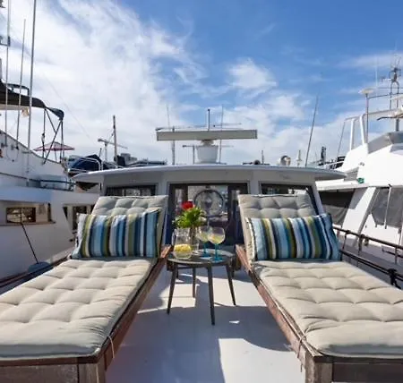 Charming Boat In Barcelona - Perfect Getaway Båthotell