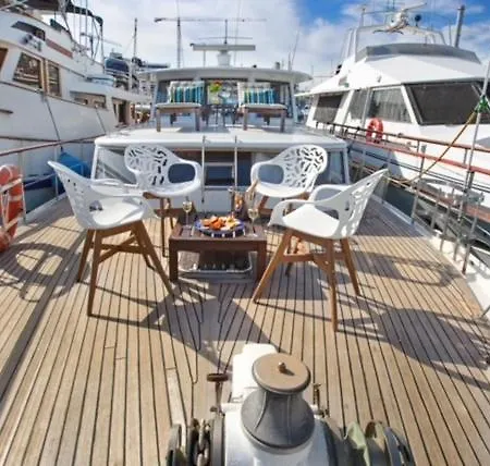 Båthotell Charming Boat In Barcelona - Perfect Getaway *