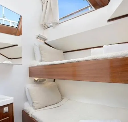Charming Boat In Barcelona - Perfect Getaway Båthotell Sant Adrià de Besòs