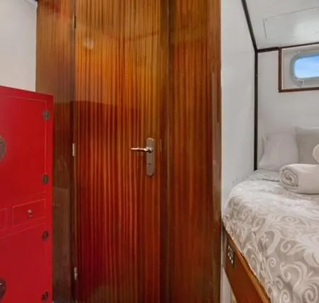 Charming Boat In Barcelona - Perfect Getaway Båthotell