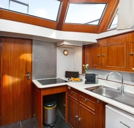 Charming Boat In Barcelona - Perfect Getaway Båthotell